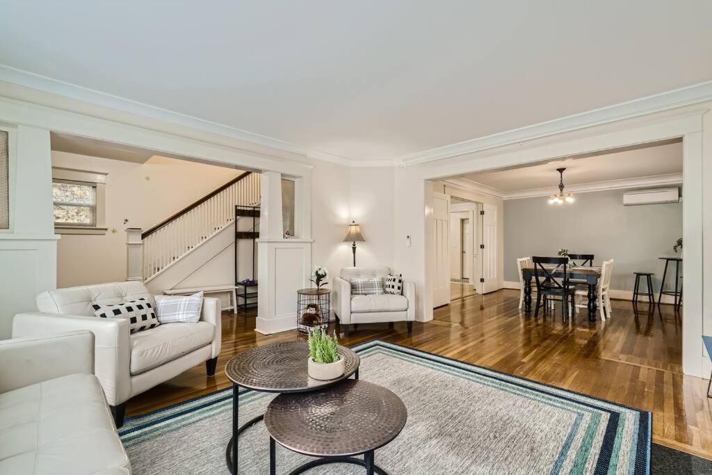 Prime Location Walk To Attractions W Free Parking Apartment *